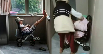 Cụ bà 90 tuổi ngủ co ro ngoài hành lang gần một năm, lý do từ con gái gây tranh cãi
