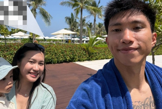 Doãn Hải My cùng Đoàn Văn Hậu đưa con trai đi biển, mẹ diện bikini đẹp nõn nà, bố khéo chăm con