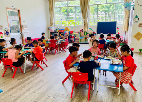 Đề xuất 'giám sát không được cản trở tổ chức bữa ăn bán trú': Phụ huynh nói gì?