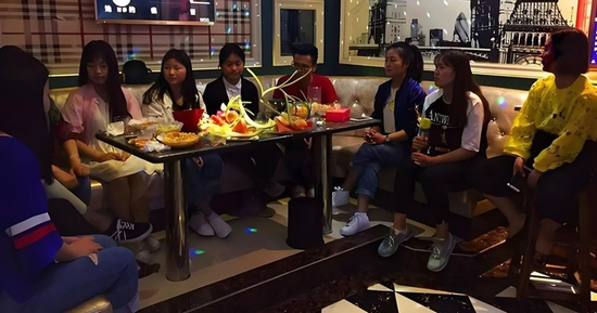 Đi họp lớp, không ai gọi nhưng hóa đơn lại xuất hiện chai rượu hơn 30 triệu đồng: Camera hé lộ 