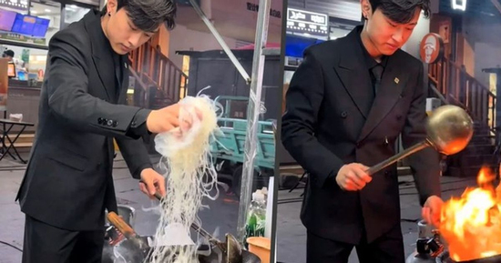 Mặc vest đứng bán cơm rang ngoài vỉa hè, 