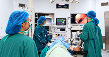 Nuốt phải dao lam khi ăn mì tôm buổi sáng