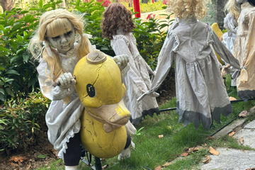 Rùng mình trang trí Halloween ở Hà Nội, tiểu thương Hàng Mã lý giải bất thường