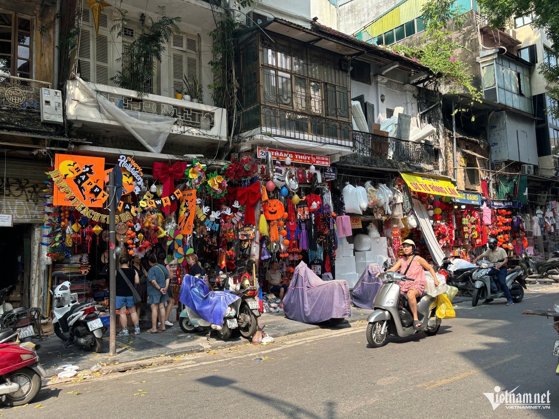 Rùng mình trang trí Halloween ở Hà Nội, tiểu thương Hàng Mã lý giải bất