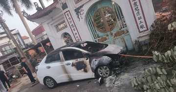Ô tô bốc cháy tại khu vực đình làng ở Hà Nội, nghi bị phóng hỏa