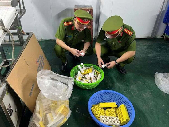 Triệt phá cơ sở sản xuất hơn 1,2 triệu lọ C sủi giả ở Hà Nội