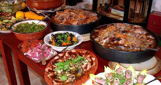 Cô gái ăn buffet 2 tiếng liền, dạ dày phình gấp 5 lần, phải mổ 'tháo' thức ăn