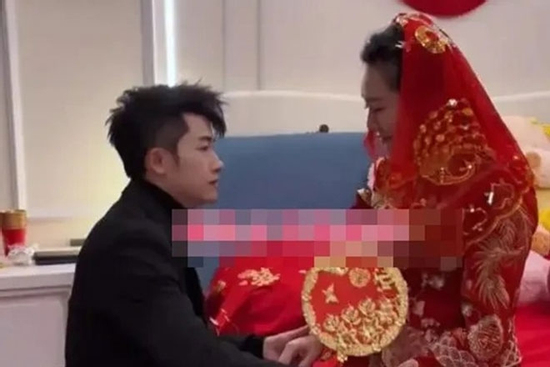 Mời cưới nhưng gần như không ai tới dự, chú rể vẫn quỳ xuống làm điều này cho cô dâu