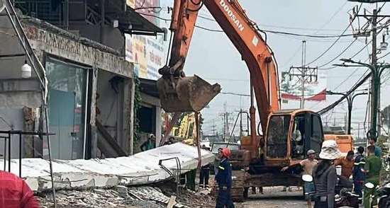 Sập ô văng bê tông khi sửa nhà, một người thợ tử vong