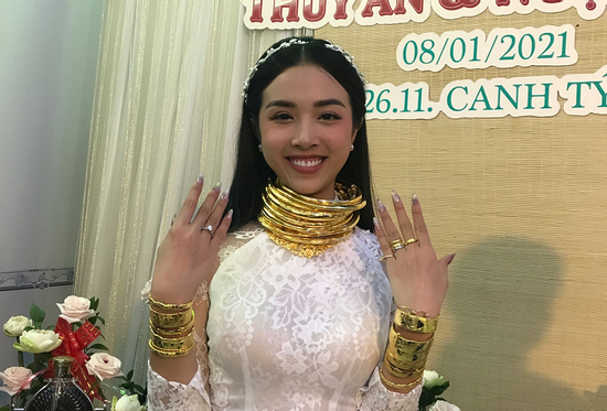 Á hậu Vbiz được chồng tiến sĩ mang 13 cây vàng hỏi cưới, nay làm chủ quán cà phê trong biệt thự