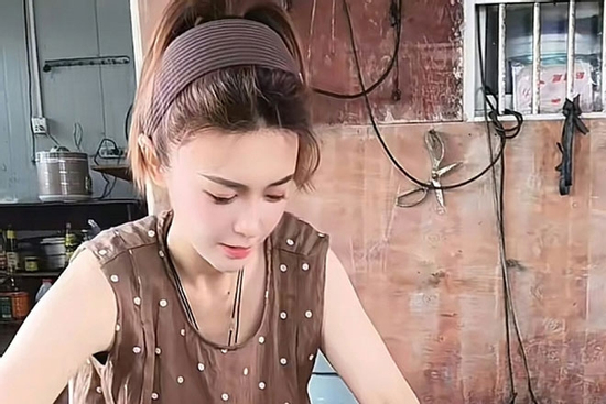 Bỏ nghề tiếp viên sau 12 năm để về quê bán cua, cô gái bất ngờ 