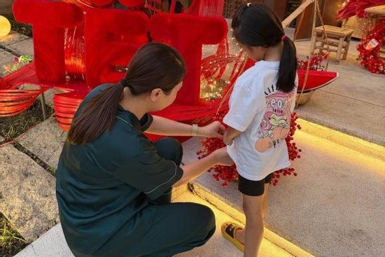 Con gái Cường Đô La - Đàm Thu Trang phụ giúp mẹ trang trí biệt thự đón Tết