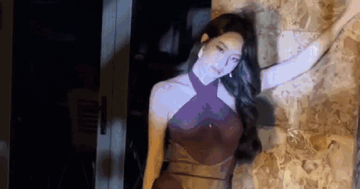 Nàng hậu quê Đà Nẵng gây chú ý với trang phục 'nửa kín nửa hở'