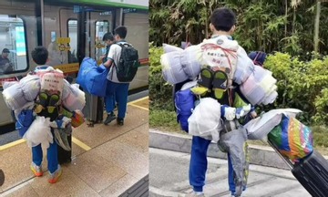Cậu bé lớp 8 gây sốt vì vác cả 'núi hành lý' tự về quê ăn Tết