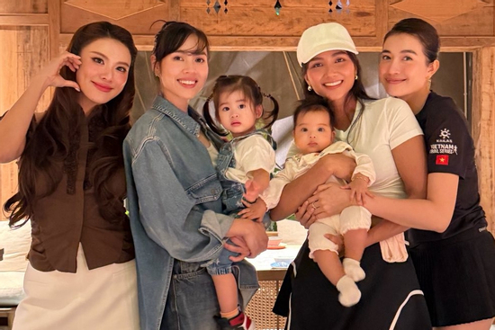 Khoảnh khắc đáng yêu của con gái H'Hen Niê và con gái Á hậu Vũ Hoàng My