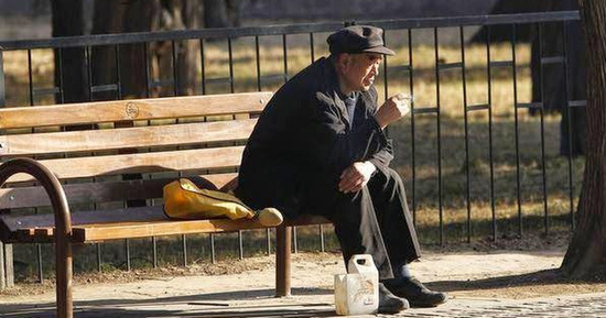 Tuổi già bị con cái thờ ơ, cụ ông ra một quyết định dứt khoát: Tất cả lập tức quay đầu