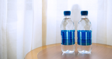 Vì sao phải lăn chai nước qua gầm giường khi nhận phòng khách sạn?