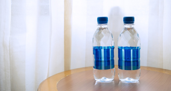 Vì sao phải lăn chai nước qua gầm giường khi nhận phòng khách sạn?