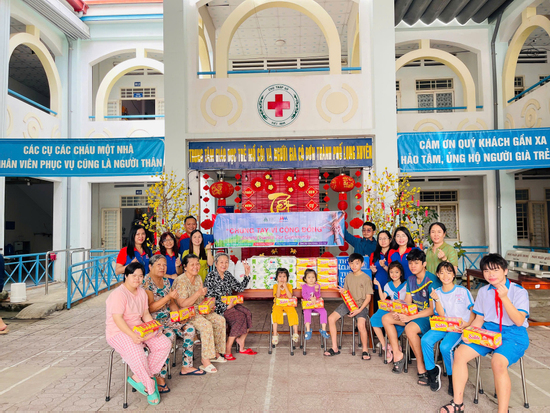 MM Mega Market mang Tết ấm đến hơn 2.000 hoàn cảnh khó khăn