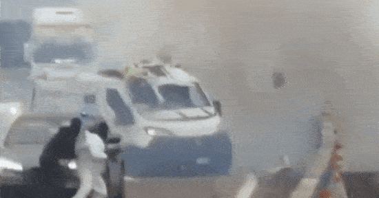 Cận cảnh vụ cướp xe chở tiền táo tợn giữa cao tốc ở Italia