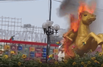 Linh vật ngựa bất ngờ bốc cháy khi đang thi công ở Thái Nguyên