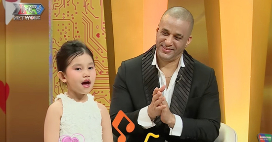 Từng phản đối dữ dội, bé gái khóc khi bạn trai của mẹ xách vali về Cuba