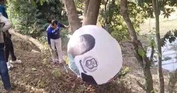 Vật thể lạ rơi trên cánh đồng khiến người dân hoảng sợ