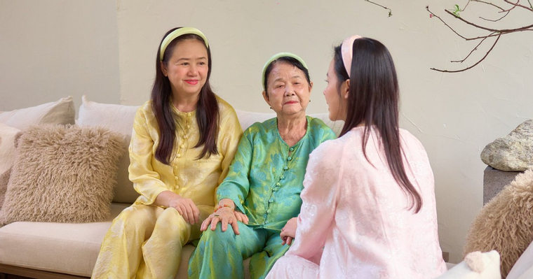 Ảnh đón Tết bình dị của gia đình Midu