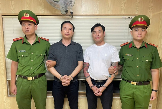 Bắt khẩn cấp hai người đuổi đánh khách taxi ở giao lộ TPHCM