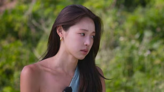 Nữ MC cúi đầu xin lỗi