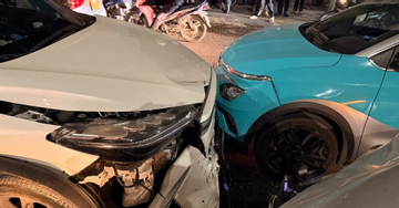 Nữ tài xế lái ô tô ngược chiều, tông liên tiếp 4 xe ở Hà Nội