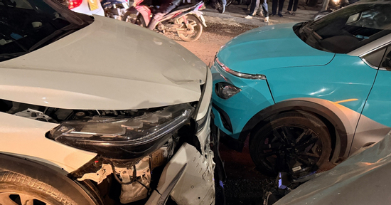 Nữ tài xế lái ô tô ngược chiều, tông liên tiếp 4 xe ở Hà Nội