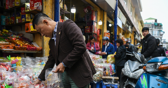 Phố cổ Hà Nội 'nghẹt thở' trước Tết, người mua phải nhích từng bước khuân hàng