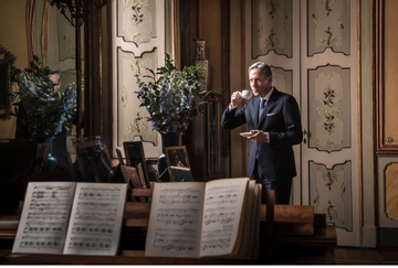 Từ khu nhà nghèo đến tỷ phú: Cựu CEO Starbucks đổi đời nhờ giáo dục thế nào?