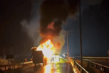 Xe khách chở 34 người cháy ngùn ngụt trên quốc lộ, kèm nhiều tiếng nổ lớn