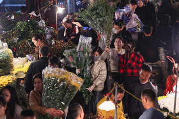 Biển người đi sắm Tết, chợ hoa lớn nhất miền Bắc tấp nập suốt đêm