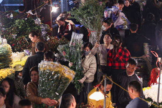 Biển người đi sắm Tết, chợ hoa lớn nhất miền Bắc tấp nập suốt đêm