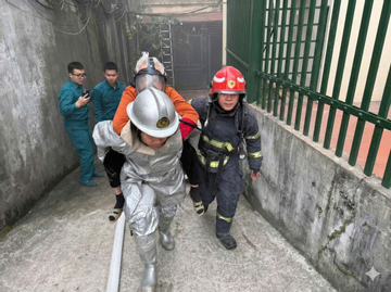 Cảnh sát giải cứu cụ bà và cháu nhỏ mắc kẹt trong căn nhà bốc cháy ngày cận Tết