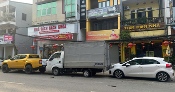 Đỗ xe chắn cửa hàng ngày cận Tết, gây tranh cãi khốc liệt trên mạng xã hội