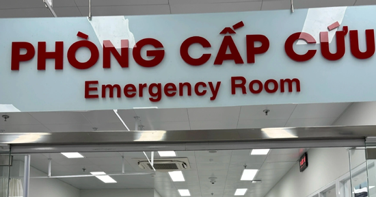 Em bé 2 tháng tuổi chấn thương sọ não vì điện thoại rơi vào đầu