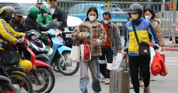 Hà Nội: Người dân 'tay xách nách mang' về quê đón Tết, cửa ngõ Thủ đô ùn tắc