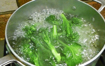 Mách bạn 6 mẹo luộc rau xanh ngát, không mất chất