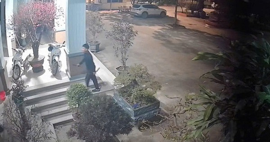 Nam thanh niên cầm 2 con dao trèo qua cổng vào trụ sở công an quậy phá