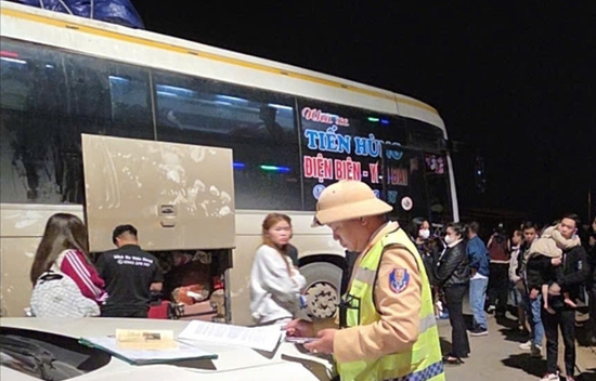 Ô tô 'nhồi nhét' khách về quê ăn Tết, tài xế và chủ xe bị phạt gần 100 triệu đồng