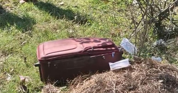 Phát hiện chiếc vali màu đỏ vứt bên đường và bí mật bên trong