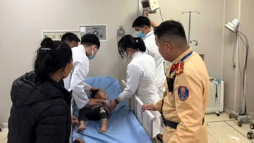 Cảnh sát giao thông Lào Cai mở đường đưa cháu bé bị ngã từ tầng 2 đi cấp cứu