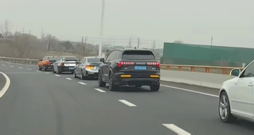 Hơn chục chiếc xe lạ nhập đoàn trên cao tốc, 'hộ tống' cô dâu lấy chồng xa