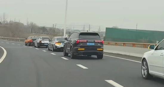 Hơn chục chiếc xe lạ nhập đoàn trên cao tốc, 'hộ tống' cô dâu lấy chồng xa