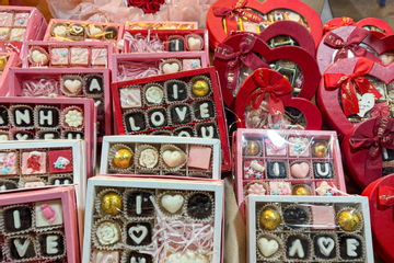 Trùng với Tết Nguyên đán, thị trường Valentine bị lấn át, vắng khách bất ngờ