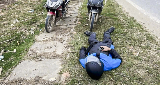 Vợ chồng vượt 600km bằng xe máy về quê ăn Tết và món quà xúc động sau lưng